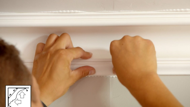 Cắt Phào Chỉ dùng tay ấn mạnh vào chỉ vào tường để keo bán chắc hơn