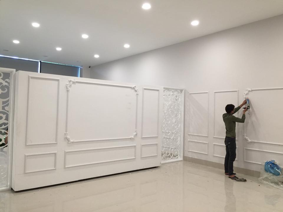 Phào chỉ thạch cao, với thành phần chính là bột thạch cao, có khả năng chống ẩm kém hơn so với phào chỉ PU