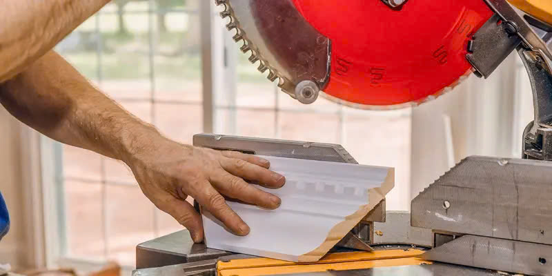 Phào chỉ được cắt bằng máy móc chuyên dụng