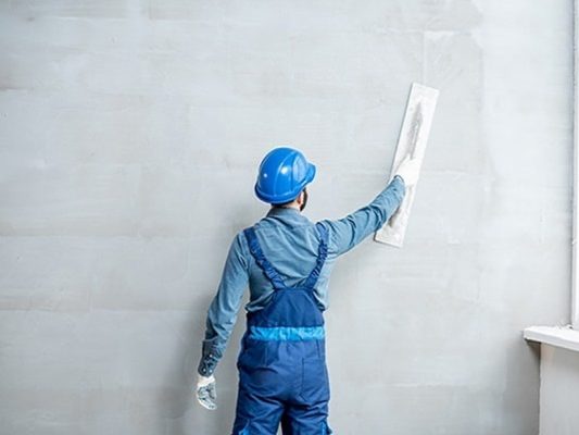 Làm phẳng bề mặt tường để phào chỉ PU có điểm tiếp xúc đồng đều, đảm bảo keo dán bám chắc và mối nối khít.