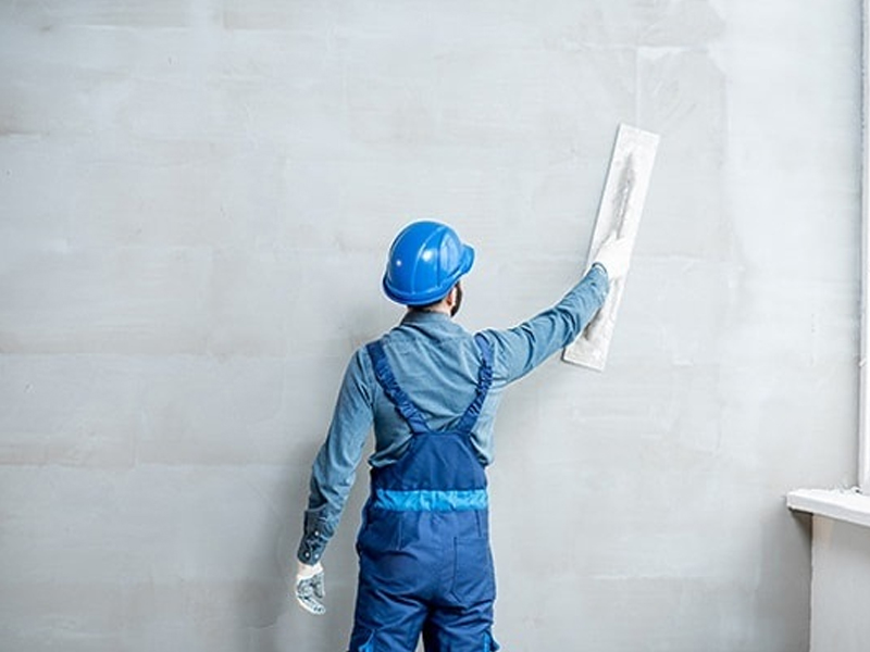 Làm phẳng bề mặt tường để phào chỉ PU có điểm tiếp xúc đồng đều, đảm bảo keo dán bám chắc và mối nối khít.