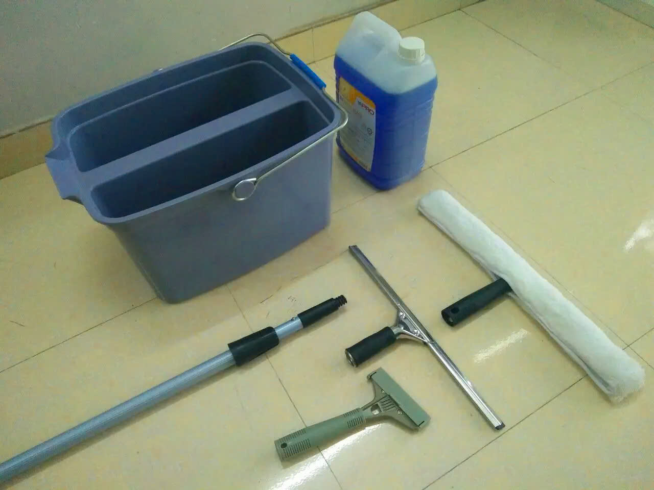 Để vệ sinh mâm trần nhựa PU an toàn và hiệu quả, cần chuẩn bị đầy đủ dụng cụ