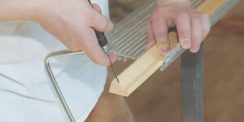 Cắt phào chỉ PU là bước quan trọng để đảm bảo các đoạn phào khớp hoàn hảo khi nối