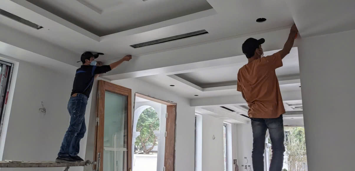 định vị được vị trí gắn phào chỉ, vị trí dán phào chỉ để đo đạc chuẩn xác kích thước.