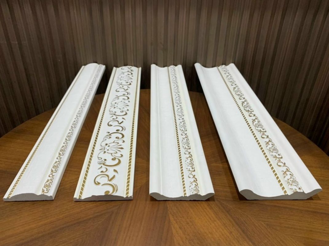 Phào chỉ PU (Polyurethane) là một loại phào chỉ nhựa cao cấp, được làm từ vật liệu tổng hợp với đặc tính nhẹ, bền và dễ gia công