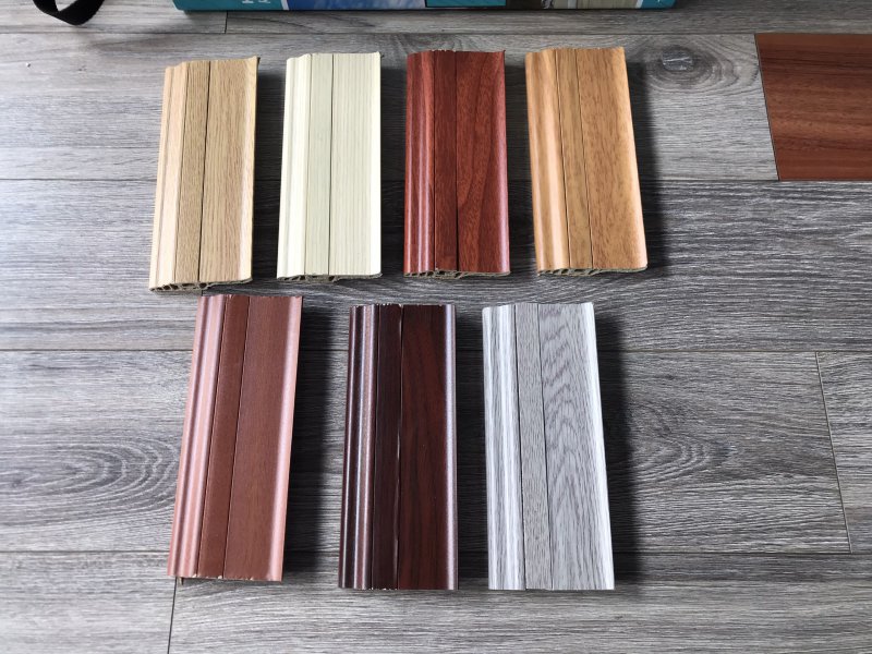 Phào chỉ gỗ, bao gồm cả phào gỗ tự nhiên (như gỗ sồi, gỗ óc chó) và phào gỗ công nghiệp, mang đến một vẻ đẹp mộc mạc và ấm áp.