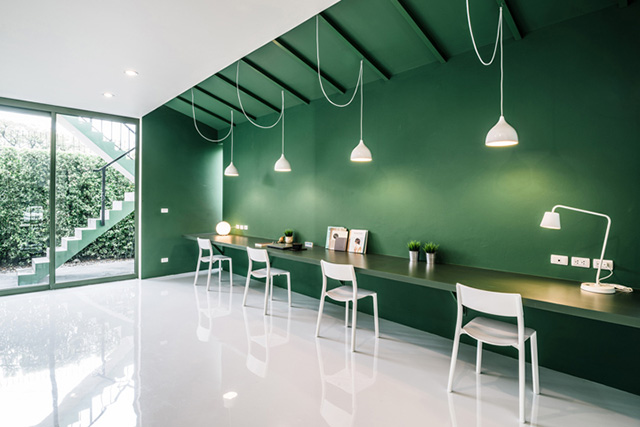 Thiết kế phào chỉ và tường đồng màu xanh vô cùng độc đáo cho không gian quán cà phê hiện đại